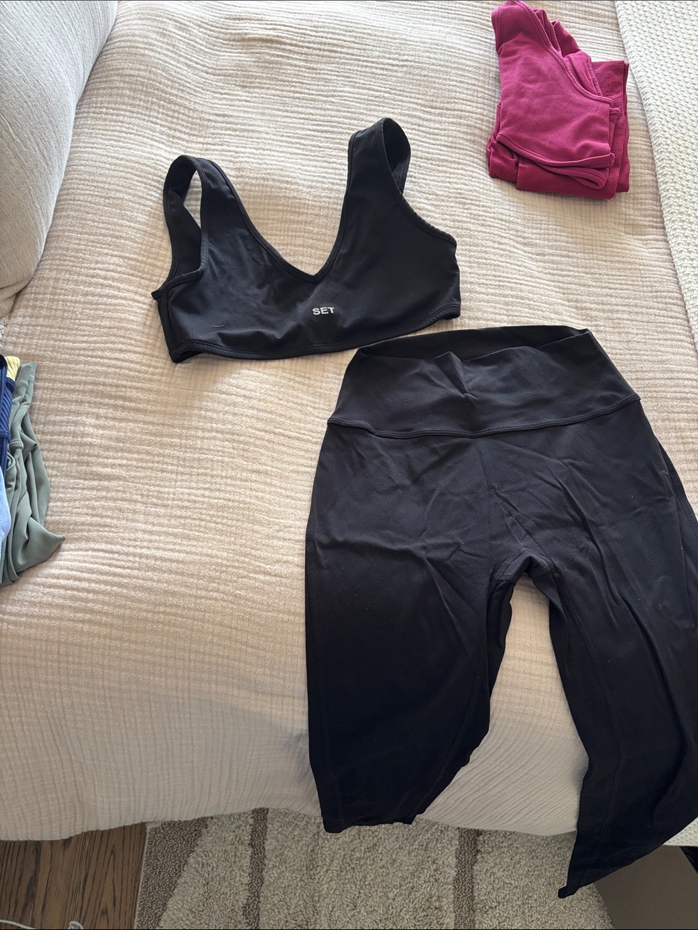 SET Active Black Sportbody Plunging Sports Bra and High-Waist Leggings Set